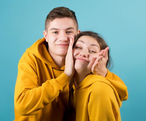 Jongen en meisje in gele trui.